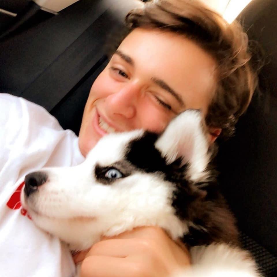 spidermansimp78's tweet photo. These pictures are the cutest ever #noahschnapp #milliebobbybrown #jackdylangrazer #itcast #strangerthings https://t.co/TdxTxKibXi