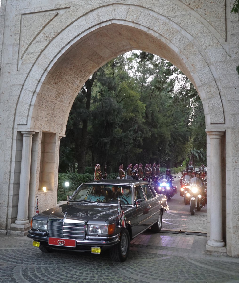RHCJO's tweet photo. جلالة الملك عبدالله الثاني، ترافقه جلالة الملكة رانيا العبدالله، لدى وصوله في الموكب الأحمر إلى الديوان الملكي الهاشمي #استقلال74 

His Majesty King Abdullah II, accompanied by Her Majesty Queen Rania Al Abdullah, upon arrival in the Red Motorcade at the Royal Hashemite Court https://t.co/q4RWIyDPNS