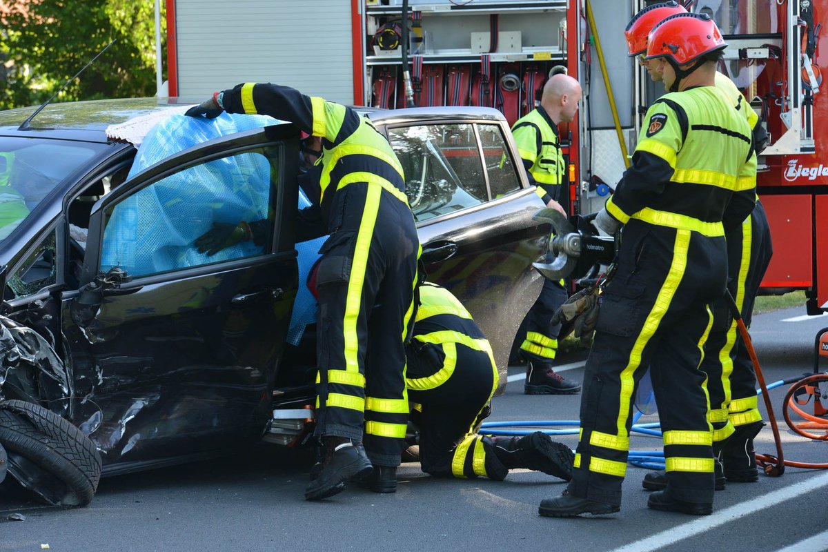 #Beschonken bestuurster bekneld na #Ongeval #Breda #Alcohol #Beknelling #Rijsbergseweg.