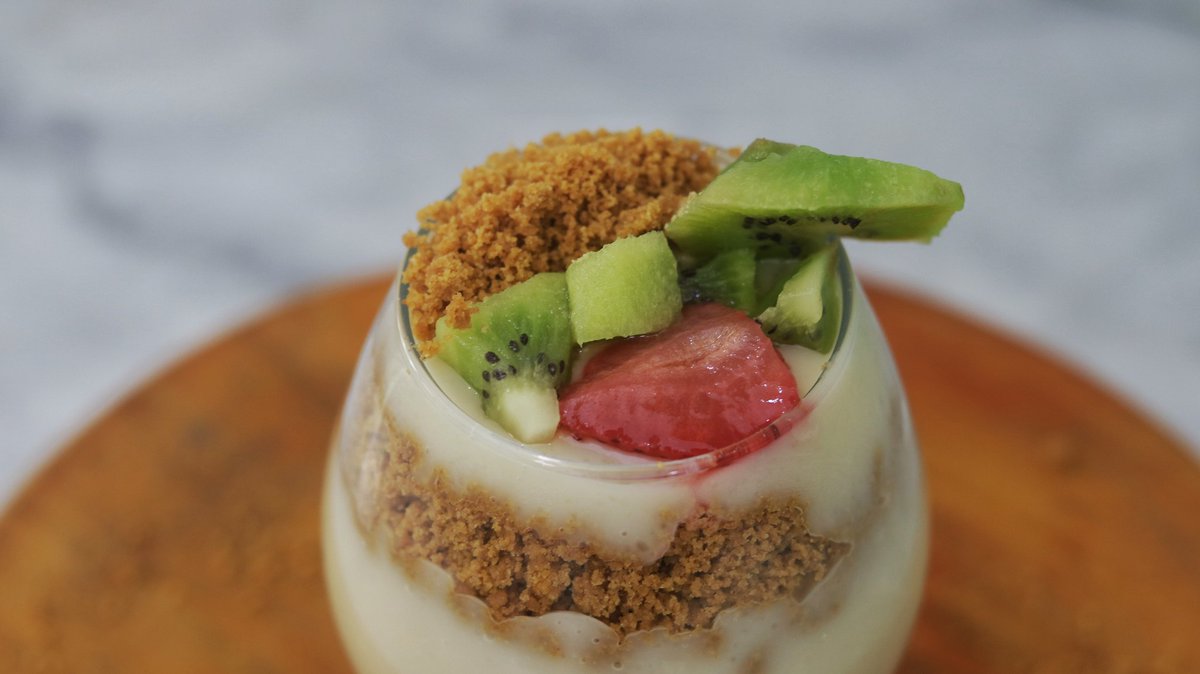 OloriSupergal's tweet photo. To celebrate #AfricaDay 

I joined the @googleafrica challenge to make Atadwe milk also known as Tigernut pudding. 

Here's my version with kiwi, strawberry and biscuit flakes as toppings.

#openupyourafrica https://t.co/hheK3SxQhk