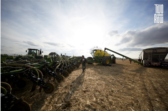 Bayer4CropsCA's tweet photo. At the crack of dawn in the peak of spring, fields across the Prairies come alive with seed drills planting beer’s bedrock🍺: two-row barley.  #GrowTwoRow https://t.co/RMNmSciTw3