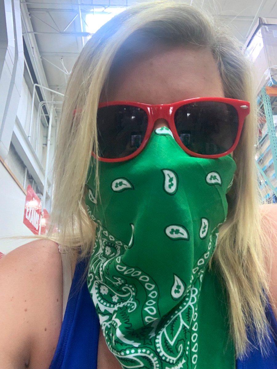 iDarija's tweet photo. #maskexperience 1. Falls down/sunglasses help. 2. FaceID doesnโt work. #bringbacktouchid #Apple https://t.co/4Zc7vJKBpq