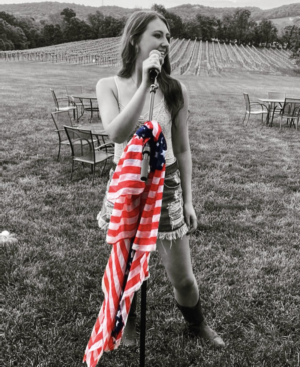 MollyLovette's tweet photo. Happy Memorial Day🇺🇸 
• • •
Thank you to all who made the ultimate sacrifice. We remember you today &amp; everyday❤️🤍💙
#HonorTheFallen https://t.co/GJa5vAptyz
