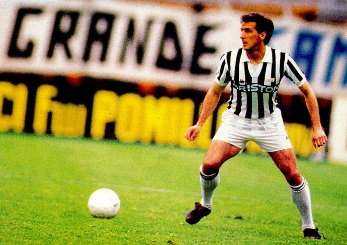 Há exatos 67 anos nascia a lenda Gaetano Scirea. Celebrado pelo talento, elegância e caráter, o camisa 6 marcou 32 gols em 552 jogos e venceu 14 títulos em 14 temporadas na Juventus, superado apenas por Giorgio Chiellini (18) como o defensor mais vitorioso da história bianconera