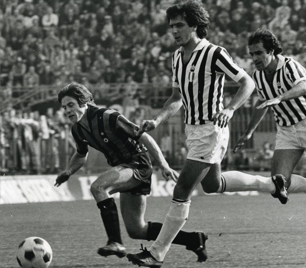 Há exatos 67 anos nascia a lenda Gaetano Scirea. Celebrado pelo talento, elegância e caráter, o camisa 6 marcou 32 gols em 552 jogos e venceu 14 títulos em 14 temporadas na Juventus, superado apenas por Giorgio Chiellini (18) como o defensor mais vitorioso da história bianconera