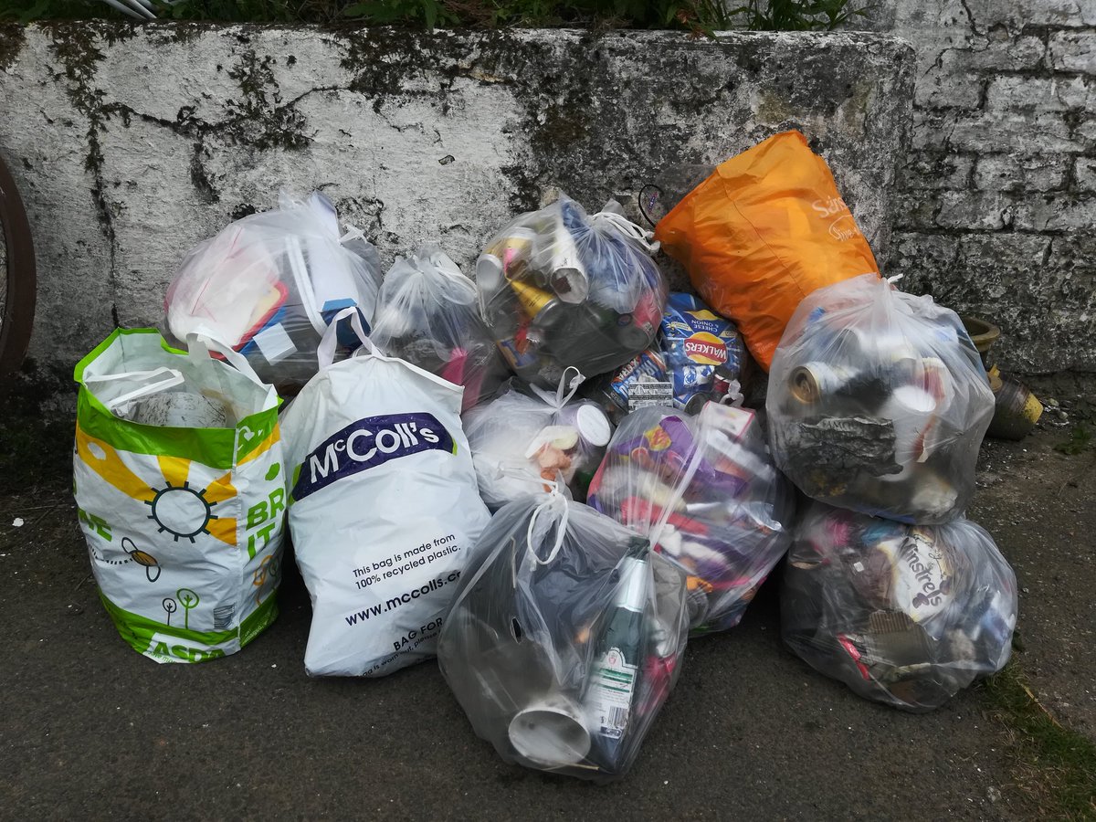 S_JDrummond's tweet photo. Very proud of my 2 wee Rainbows and their big Brownie sister who completed their #2.6Challenge today. They have litter picked 26 bags of rubbish from a stretch of road near the farm. Girls are chuffed to bits to have helped raise money for the SSPCA
https://t.co/YFXdfXgRRO https://t.co/qZjbSAg8x4