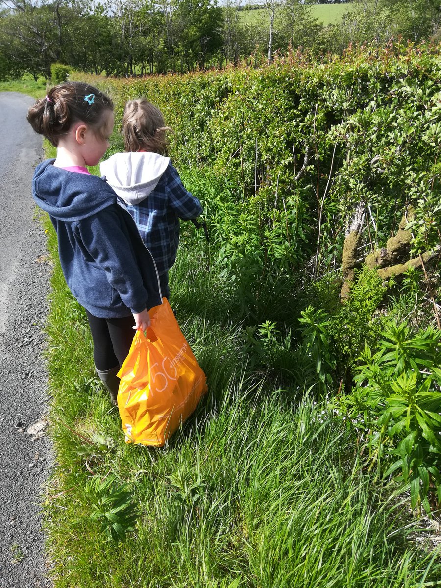 S_JDrummond's tweet photo. Very proud of my 2 wee Rainbows and their big Brownie sister who completed their #2.6Challenge today. They have litter picked 26 bags of rubbish from a stretch of road near the farm. Girls are chuffed to bits to have helped raise money for the SSPCA
https://t.co/YFXdfXgRRO https://t.co/qZjbSAg8x4