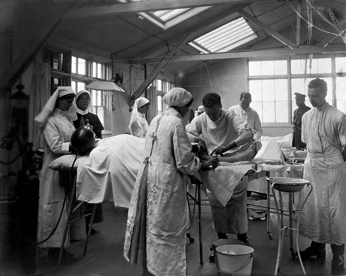 (2/16) Never before had the world faced such slaughter. During WWI, medical staff applied 1.5 million splints, administered 1,088 million doses of drugs, fitted over 20,000 artificial eyes & used 7,250 tons of cotton wool while applying 108 million bandages to injured combatants.