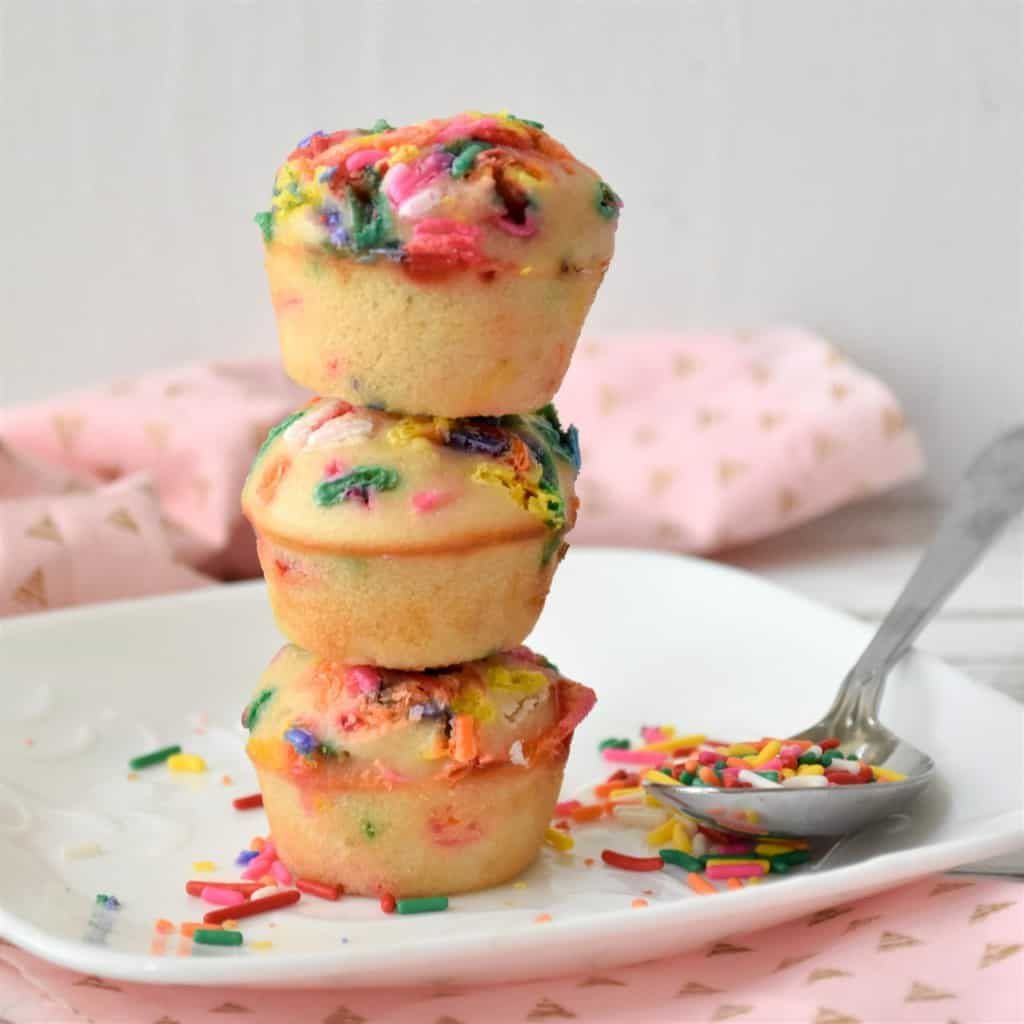 Birthday Cake Muffins.These are bite-sized muffins lightly flavored with vanilla, decked up with sprinkles and ready in 8 minutes  #MuffinMonday buff.ly/2WYyojq #kidsbaking #muffins