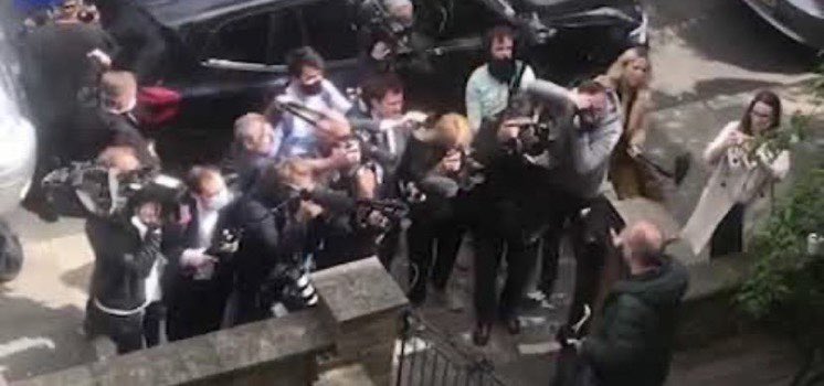 alison8042's tweet photo. @piersmorgan Journalists seeking to vilify an individual on breaking lockdown/social distancing guidelines 🤔
Each and everyone one pictured should face the same scrutiny https://t.co/LHEIwmnuVP