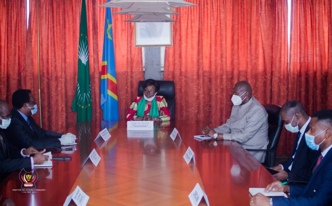 Ministère des Affaires Etrangères de la RDC (@rdc_minaffet) on Twitter photo Les ambassadeurs du #Cameroun, de la République du #Congo et de l'#Egypte ont exprimé la solidarité de leurs pays à la RDC à l'occasion de la journée africaine.
C'était au cours d'une séance de travail avec la Ministre d'Etat, Ministre des Affaires Etrangères.
<a href="/Presidence_RDC/">Présidence RDC 🇨🇩</a> Les ambassadeurs du #Cameroun, de la République du #Congo et de l'#Egypte ont exprimé la solidarité de leurs pays à la RDC à l'occasion de la journée africaine.
C'était au cours d'une séance de travail avec la Ministre d'Etat, Ministre des Affaires Etrangères.
<a href="/Presidence_RDC/">Présidence RDC 🇨🇩</a>