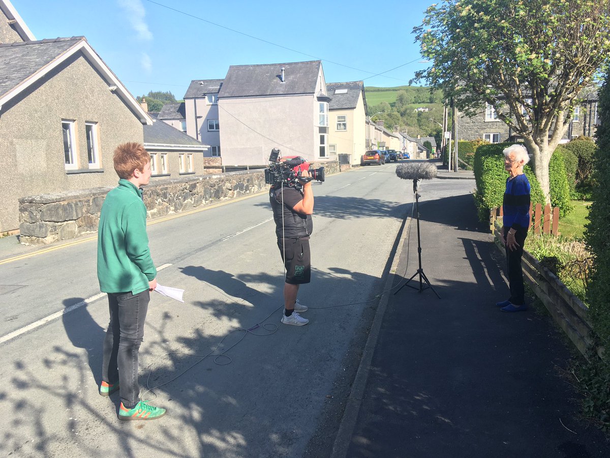 EglwysiLlanRhos's tweet photo. Ddoe, daeth @DechrauCanu heibio i glywed mwy am y canu emynau sy’n digwydd pob nos Sul yma yn Llanuwchllyn! Cyfle i bobl sefyll tu allan i’w cartrefi neu ar y palmant (gan gadw’r rheolau pellter!) i ganu ambell emyn cyfarwydd dan arweiniad Mary Lloyd Davies! #bendith #mwynhau https://t.co/SSbNPBF1b0