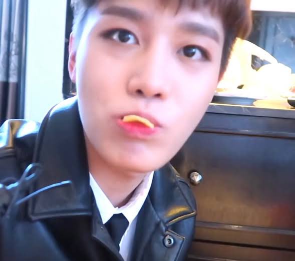okay very random [???] but here's a 𝙢𝙞𝙣𝙞-𝙩𝙝𝙧𝙚𝙖𝙙 of taeil with food 