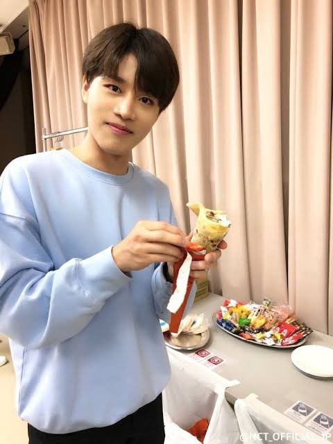 okay very random [???] but here's a 𝙢𝙞𝙣𝙞-𝙩𝙝𝙧𝙚𝙖𝙙 of taeil with food 