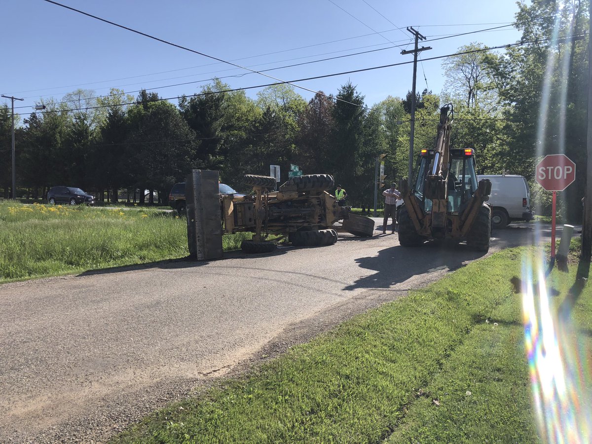 _farmer_boy_'s tweet photo. Slow down and think about the farmers next move not just yours. Pay attention to flashers and turn signals. It could save your life. Also PSA: its still illegal to pass farm equipment on a solid yellow line. https://t.co/xMxGxbP57Y