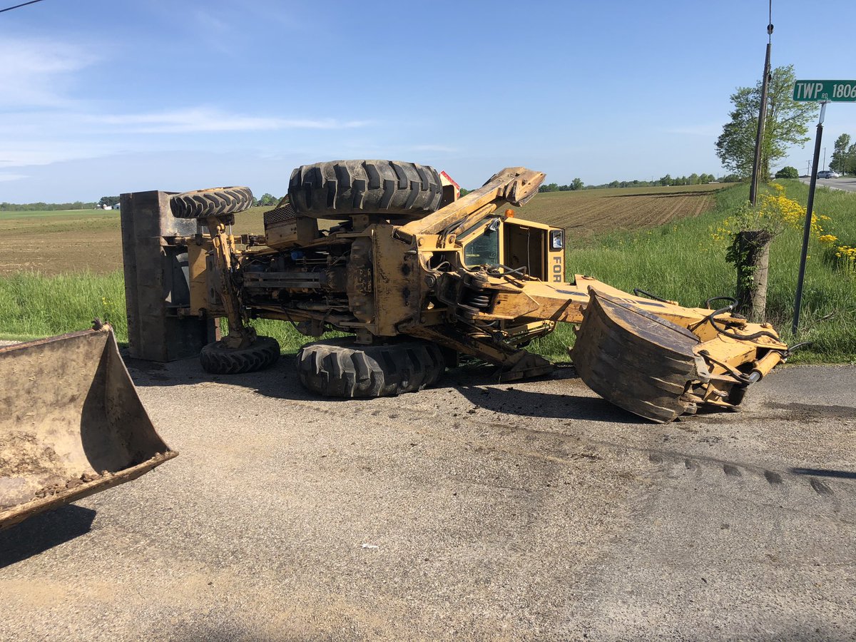 _farmer_boy_'s tweet photo. Slow down and think about the farmers next move not just yours. Pay attention to flashers and turn signals. It could save your life. Also PSA: its still illegal to pass farm equipment on a solid yellow line. https://t.co/xMxGxbP57Y