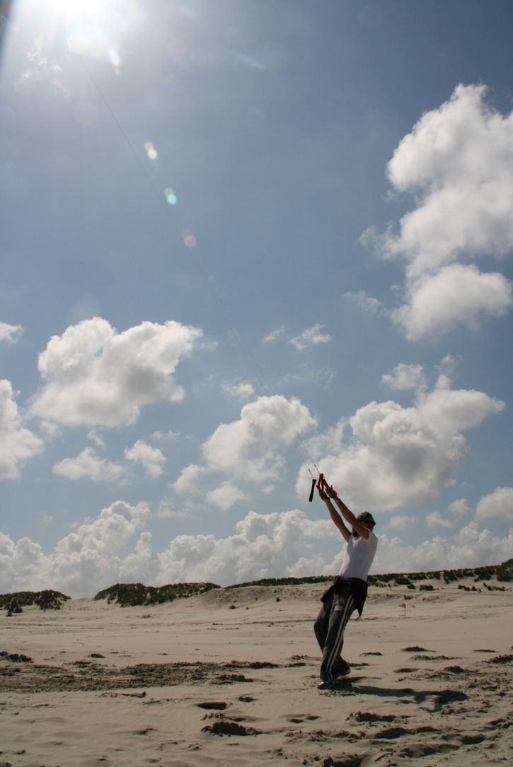 Lijkt het jou gaaf om eens de kracht van een powerkite te ervaren, met als decor het prachtige Noordzeestrand? Boek dan een sessie powerkiten bij MooiWeer! buff.ly/36CAoAP #Terschelling #powerkiten #waddeneiland #noordzee #mooiweerterschelling