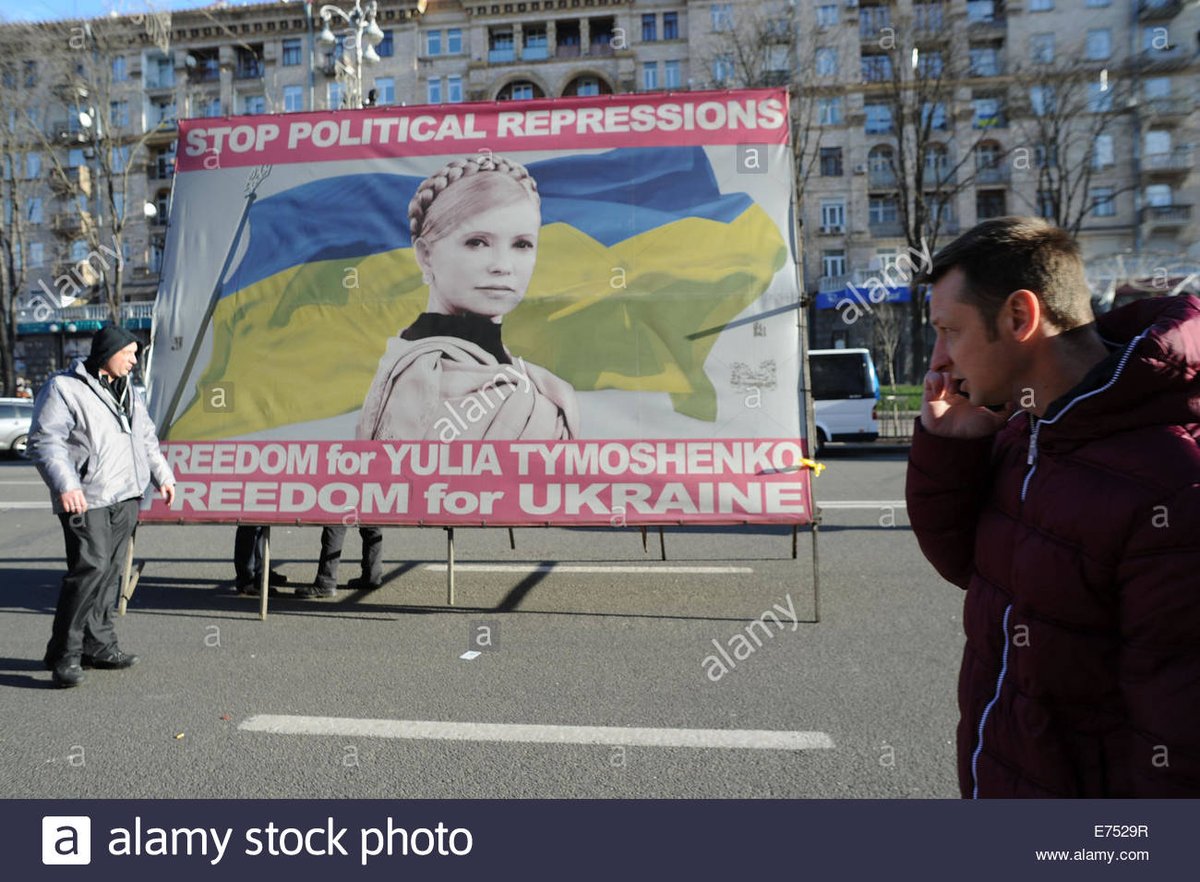 (3) Sivil hayat sakindi,sokaklar güvenli. Ukrayna muhalefeti,hapiste olan eski liderleri Yulia  #Tymoshenko için sokakda eylem yapıyorlardı, fakat eylemler  #kiev'de maidan'da çadır kurup bildiri dağıtmak şeklindeydi, zararsız, hatta geçenler gülüyordu o insanların çadır hallerine