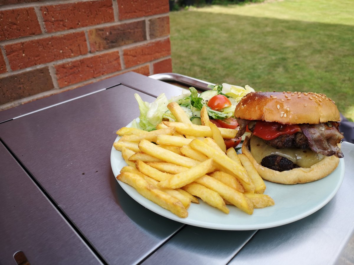 CraigWightman87's tweet photo. The Bacon Double Cheese #burger

Just undertaken the #BBQBrave #Barbechooburger set out by @Barbechoo_James in association with @Thermapen_

Couldn't resist a new burger recipe with a competitive twist!

#Delicious https://t.co/gHCNYZPnNd