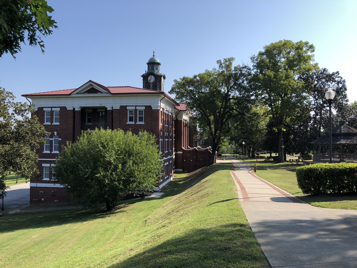 1. This is a thread about my visit last summer to Tuskegee University, in eastern Alabama, which was an opportunity to learn about two amazing Americans and the legacy they left behind.