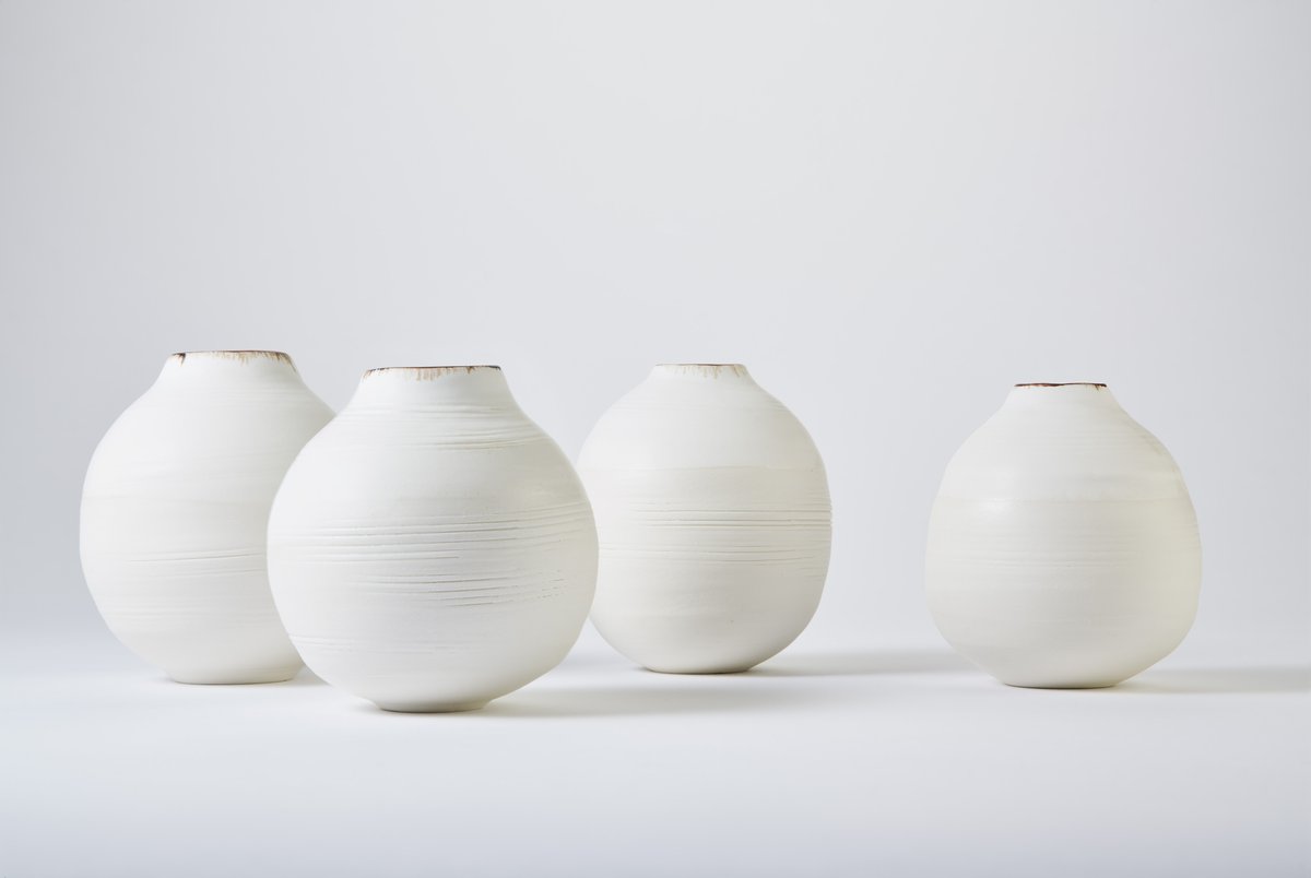 CraftsmenSdc's tweet photo. Another selection of fabulous porcelain vases by Kirsty Adams from the “Moon Jar” collection. Glazed with Tin and Dolomite and bronze and oxides on the rim.
https://t.co/39oGYP7ipn
#porcelainvases #handmadeceramics #handmademovement https://t.co/Ka2Va2x8b9