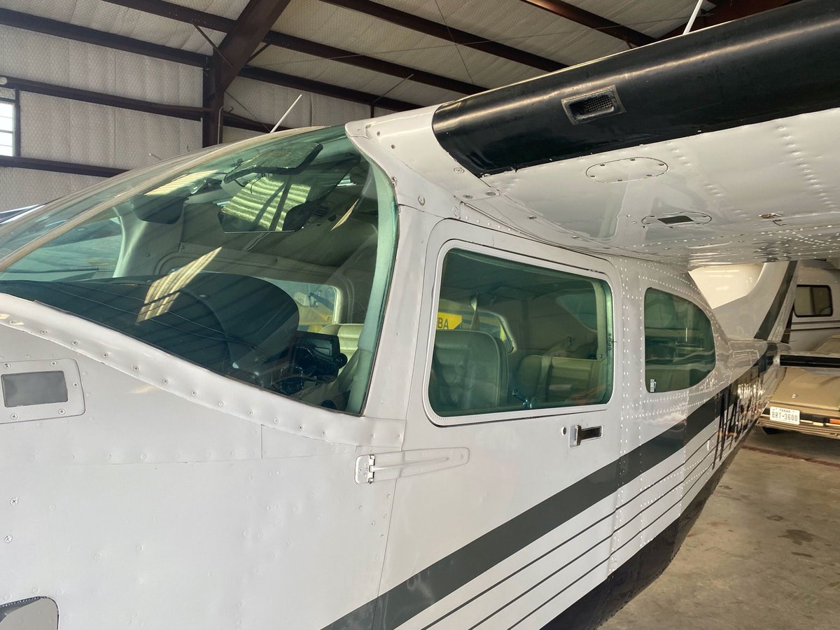 TakingOff7's tweet photo. Lola Just had a bath #plane #planes #PlaneSpotting #planets #PlaneSpotter #flyingbird #cessna #cessnaowner #cessnapilotcenter #flying #aviation #planewing #wing #bath #lola #cleanplane #cleanoutandin #pretty #pilots #pilotlife #takecareofyourplane https://t.co/qCKlXlZRSF