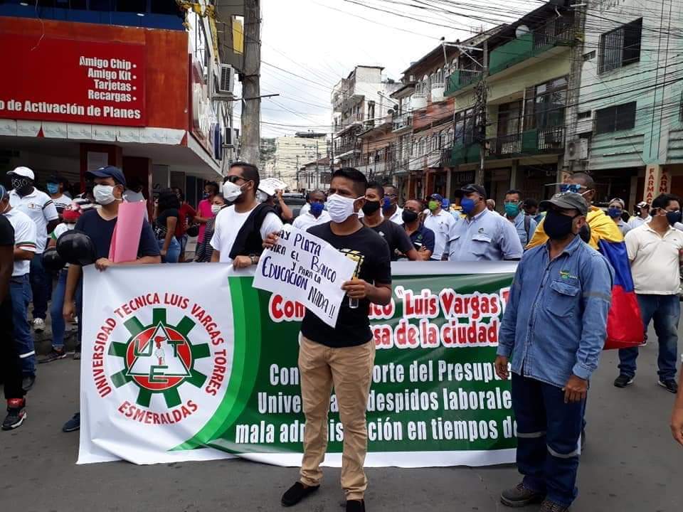 Bocina_Ec's tweet photo. #25MayoEsmeraldas | Organizaciones sociales, estudiantes, trabajadores de la salud y la educación salen a las calles en oposición a las leyes antipopulares, contra los recortes presupuestarios en los sectores de salud y educación y los despedios masivos. 

#BocinasAlAire https://t.co/D6s7tZKggn