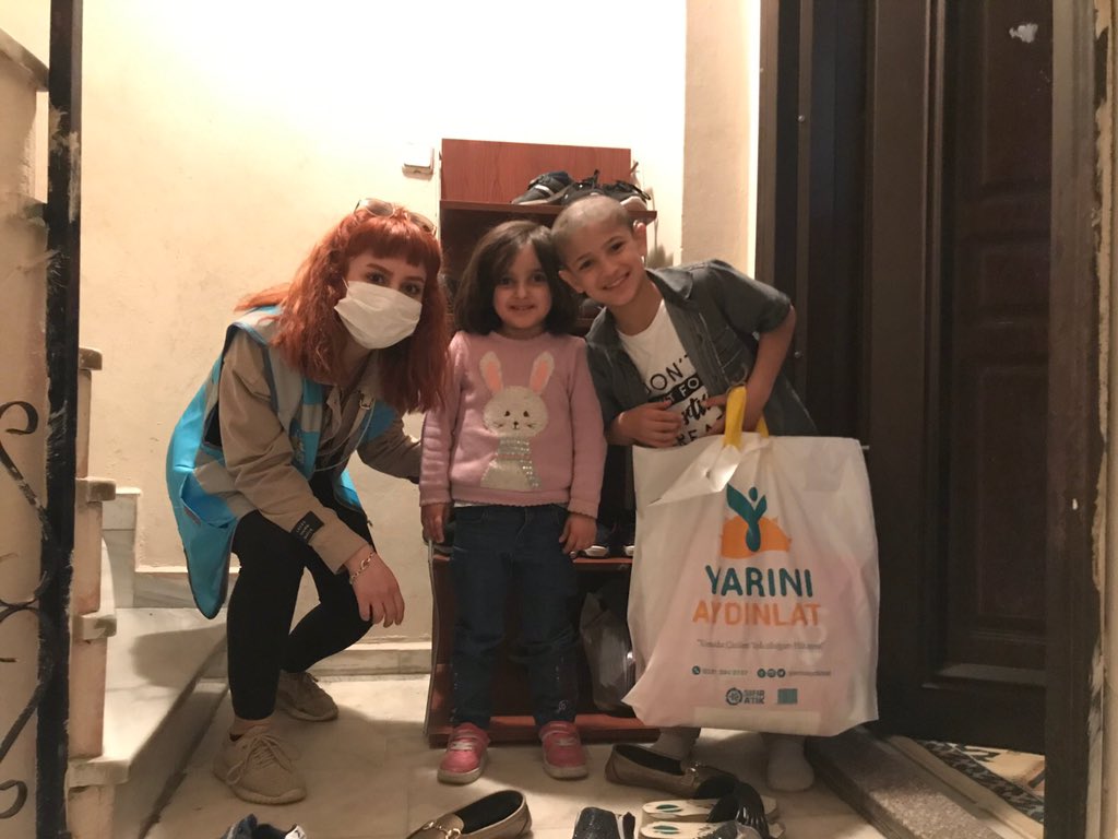 MUTLULUK KOLİSİ❣️
Bu bayram sizler sayesinde eski elbiselerin yerini yeniler aldı. "Gülen Yüzler" projesi kapsamında; yetim-öksüz ve özel ihtiyaç sahibi 180 çocuğumuzu baştan aşağı giydirdik, mutluluk kolileri ulaştırdık. Çocuklarımızın geleceği için umut ekmeye devam ediyoruz☺️