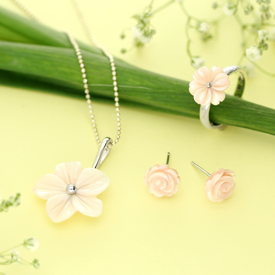 W_Hamond's tweet photo. The forms created by flowers, leaves and petals offer the perfect inspiration for our designers to handcrafted into jewellery pieces. The perfect starting point for our floral collections is Tuberose - https://t.co/GC7P6Ozaa9
#flower #jewellery #springcollections #inspiration https://t.co/h7K1PZZsfg