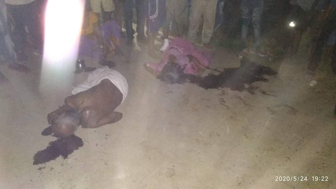 बिहार की मृत स्वास्थ्य व्यवस्था का जनाज़ा देखिए। ज़मीन पर लेटे गोली लगे सामाजिक कार्यकर्ता का इलाज चल रहा है। कल नीतीश जी के बाहुबली MLA ने इनके माता-पिता और भाई को मार दिया। ये तस्वीरें बिहार की क़ानून और स्वास्थ्य व्यवस्था का साक्षात दर्शन है। कृपया अब इसे जंगलराज मत बोलना।