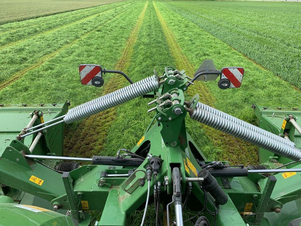 BoerNu's tweet photo. Vandaag maaien we de #tweede #snede, exact een maand na de eerste. #oogst2020 https://t.co/U43OKIWB8P