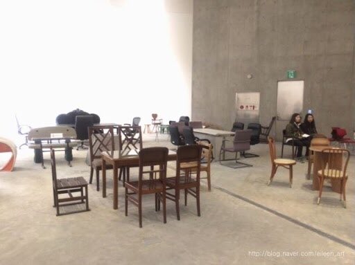  #CHOISEUNGHYUNJoseph Kosuth’s “One & Three Chairs”- He challenges us with language: how we define things, represent things & how it often becomes more complex the more simple, fundamental it is..Challenging the accepted/norms is what artists doRead more: https://www.google.com/amp/s/www.theartstory.org/amp/artist/kosuth-joseph/artworks/