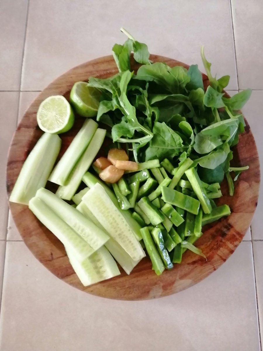 AdrianaZugo's tweet photo. Fresco batido verde! Con grandes beneficios. Es un #energetizante natural, ayuda a regular el ph del cuerpo, controla inflamaciones, fortalece el #SistemaInmunologico, super #Antioxidante y acelera el #metabolismo. #Zen28 #Jeunesse #CurentenaSaludable 💚💚💚 #Adrianazugo https://t.co/QgBDbkrN7K