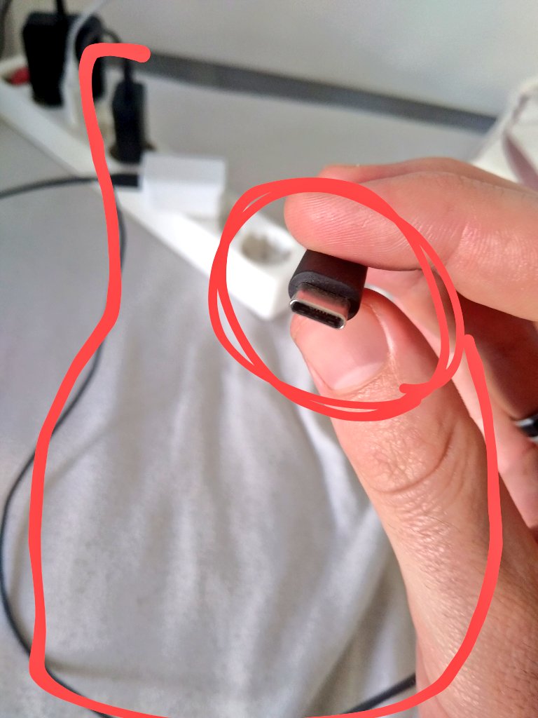 TharusThijs's tweet photo. #Techvraagje ik kreeg bij mij #5G telefoon een kabel. Mijn telefoon #DWINGT mij om om de dag deze kabel in te pluggen. Als ik dat doe warmt mijn telefoon op.
Is dit een #5Gontvanger? Is dit het #magnetroneffect??? #help de kabel vormt zelfs een G?!!
#Stop5GNL https://t.co/C1O9C7xuWA
