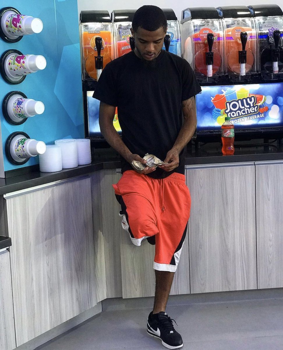 PlayboyLilJay's tweet photo. YUNG NIGGA ONLY 2️⃣0️⃣ & iDONT GOT NO CHILDREN 🚫👶🏽 IM STACCIN DOUGH TO THA CEILING♻️ iCANT BE SPENDING WILLYNILLY ❌ iGOT DA ZONES FO A BENJI💵 & DA 🅿️z FO 20 50s 📲 #JUGGTALK🏚 #FREECMG🦍 https://t.co/HkYX31SgaQ