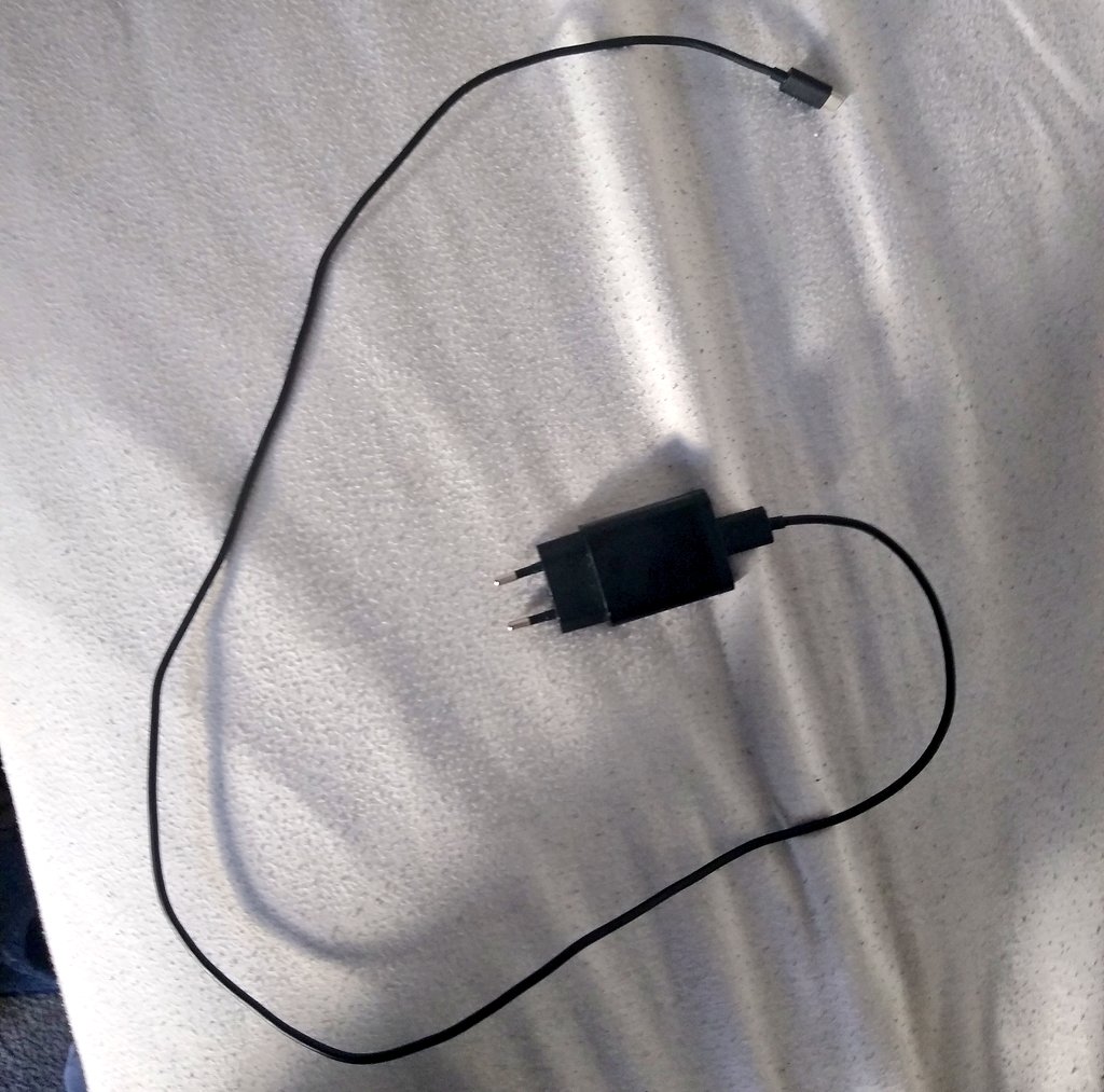 TharusThijs's tweet photo. #Techvraagje ik kreeg bij mij #5G telefoon een kabel. Mijn telefoon #DWINGT mij om om de dag deze kabel in te pluggen. Als ik dat doe warmt mijn telefoon op.
Is dit een #5Gontvanger? Is dit het #magnetroneffect??? #help de kabel vormt zelfs een G?!!
#Stop5GNL https://t.co/C1O9C7xuWA