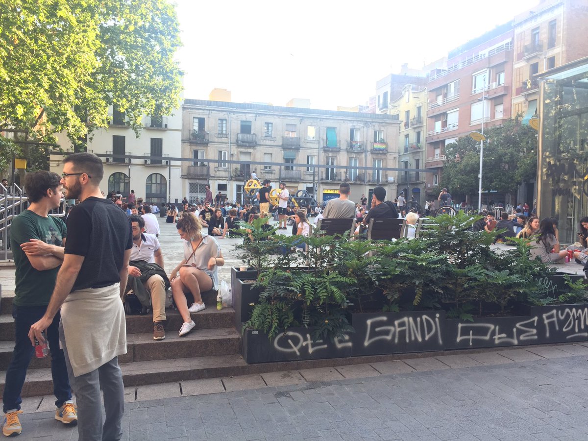 Dia 1, fase 1 a <a href="/PlacadelSol/">PlaçadelSol</a> <a href="/bcn_ajuntament/">Ajuntament de Barcelona</a> <a href="/Bcn_Gracia/">BCN Gràcia</a> no calen taules. Hi ha espai i ple de locals per poder comprar i consumir asseguts sense la presència de <a href="/barcelona_GUB/">Barcelona Guardia Urbana Bici - Paròdia</a>