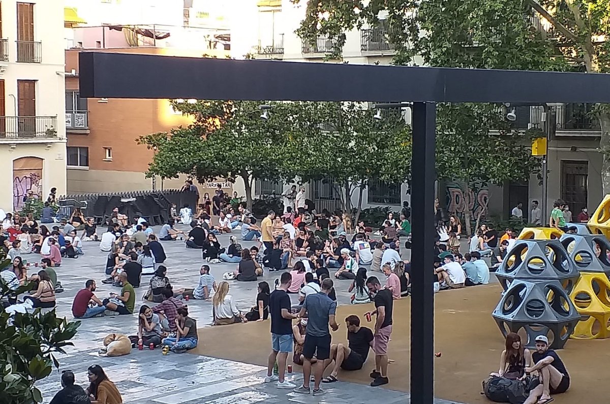 PlacadelSol's tweet photo. Dia 1, fase 1 a @PlacadelSol @bcn_ajuntament @Bcn_Gracia no calen taules. Hi ha espai i ple de locals per poder comprar i consumir asseguts sense la presència de @barcelona_GUB https://t.co/RIHmgMFukY