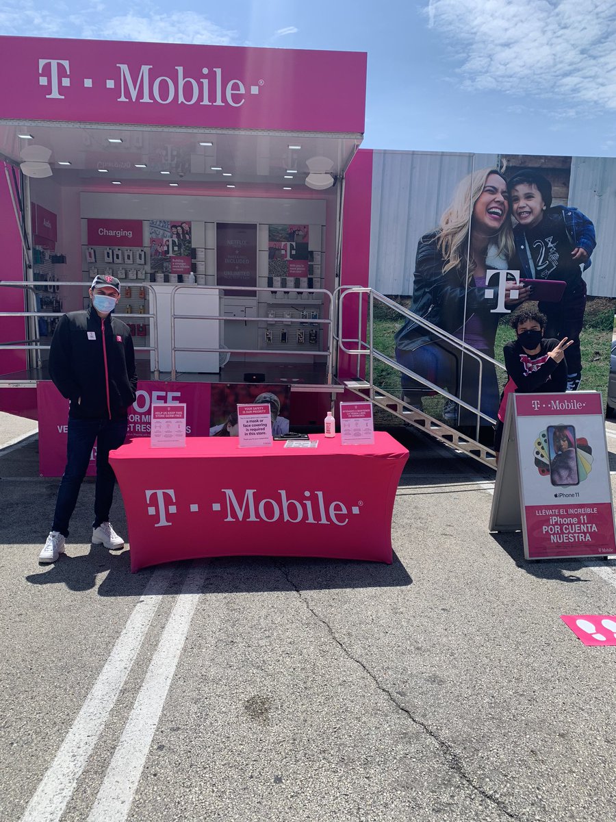 Such a beautiful day and @TMobileTruckILS  team is here supporting our store in Willowbrook Il.🤗🚚 💓💓
#CustomerObsessed #WeAreHereToSupportYou
#Beepbeep #Trucklife