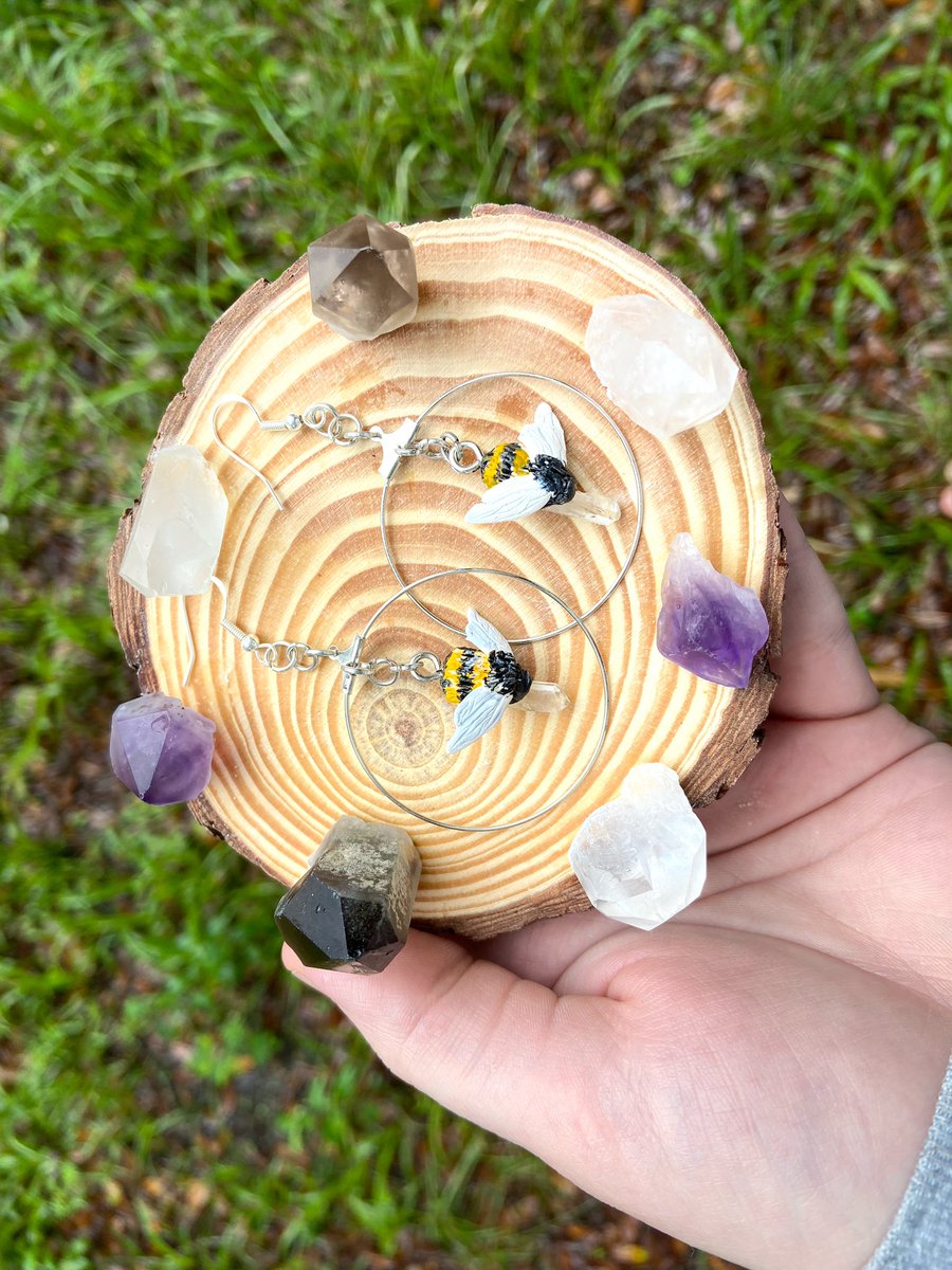 Made this cute set of earrings yesterday. I’m IN LOVE. I have these the for sale, if anyone is interested you can dm or comment below 🌿