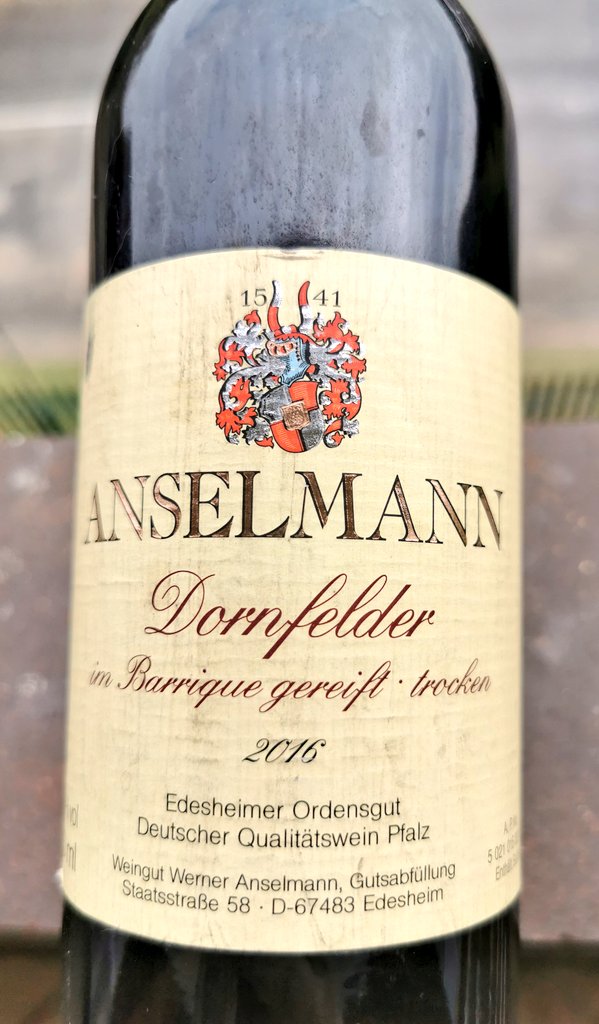Mistress_Vino's tweet photo. I have never had a #dornfelder before. My palate doesn't know where to place it- it kept wanting to think cabernet sauvignon. The wooding was very well integrated on the wine. Paired beautifully with any meat dish I threw at it.
#anselmann #germanwine #lockdownwines https://t.co/mir1krNmJ6