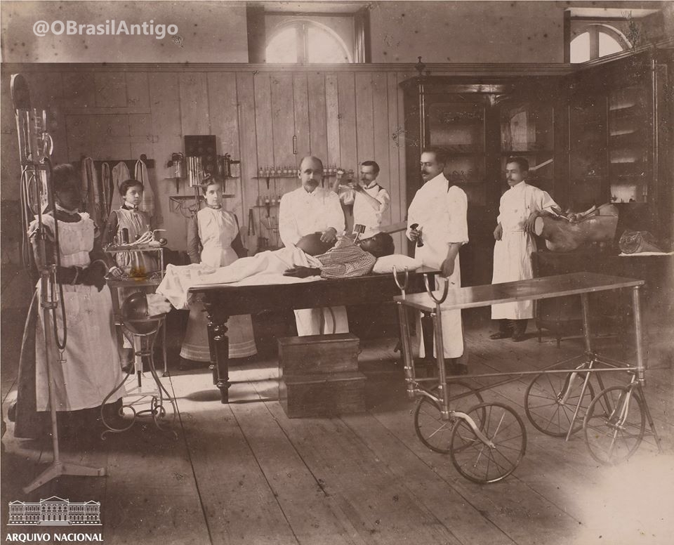 OBrasilAntigo's tweet photo. Gabinete de obstetrícia da Faculdade de Medicina da Bahia, Salvador, 1903. 
- Arquivo Nacional https://t.co/UTgFNDLcdS
