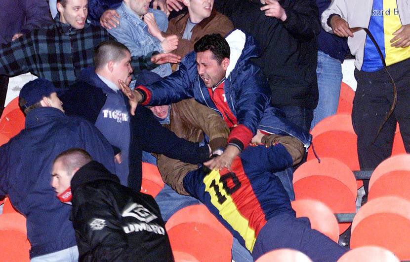 L’incident de trop :Un premier incident interviendra lors d’un PSG - Galatasaray en LDC, en 2001. Suite à une série de petites casses, les supporters du PSG franchissent les barrières entre le camps parisien et turc et une bagarre explose. Ces incidents pénaliseront le club.