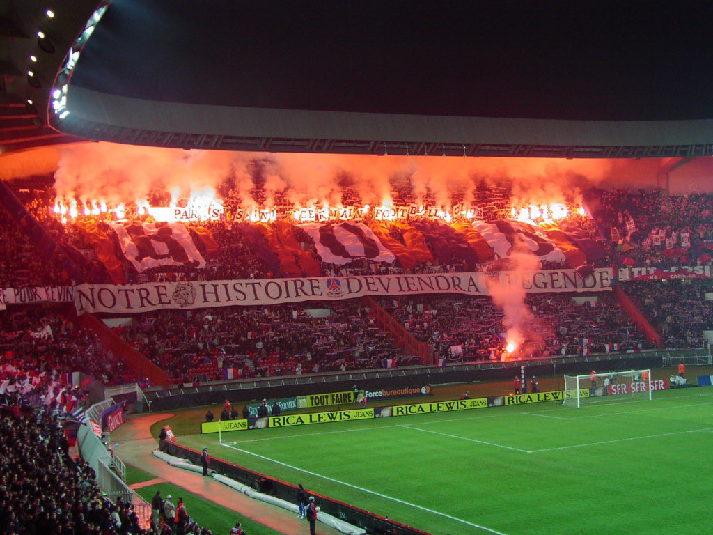 En 1985, la tribune étant ouverte aux supporters adverses, le Kop de Boulogne traîne une réputation sulfureuse liée aux débordements violents de ses membres, ce qui va décrédibiliser le mouvement et masqué l’amour des supporters pour le club.