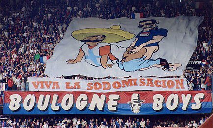 La saison 1985-1986 voit arriver la première vague d’ultras au stade du PSG : les Boulogne Boys. Des actions de vandalisme notamment à Auxerre et Nice, entraînent l’annulation de déplacements des supporters parisiens.