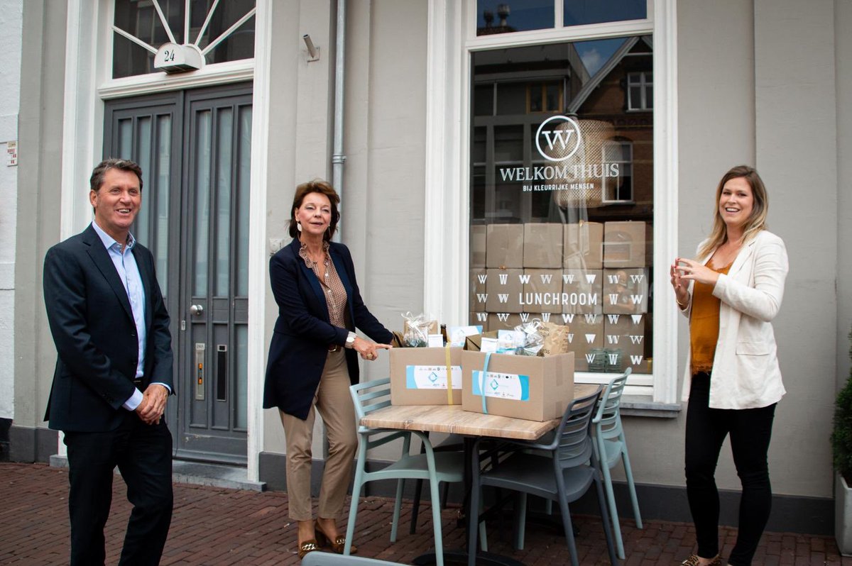 Vandaag het eerste #peelpakket in ontvangst genomen. Een super initiatief door lokale ondernemers uit de peelregio. Mijn pakket gaat naar iemand die dat goed kan gebruiken. Koopt u ook lokaal?