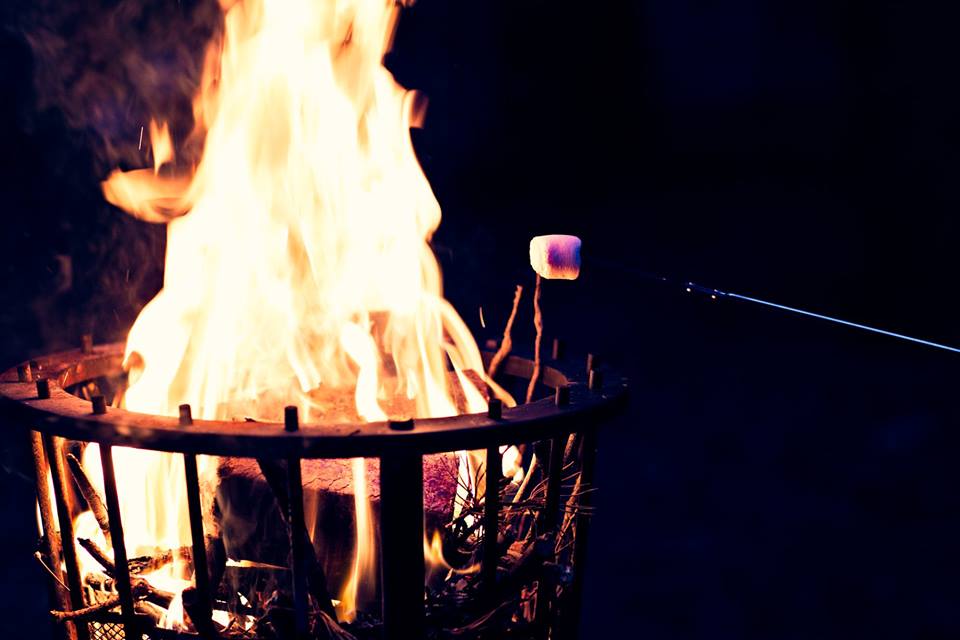 Toasting marshmallows by the open fire kind of evening 🌠

Fancy it?

#glamping #glampinglife #glampinghub #glampingexperience #glampinglakeside  #glampingnotcamping #glampingstyle #glampinganywhere