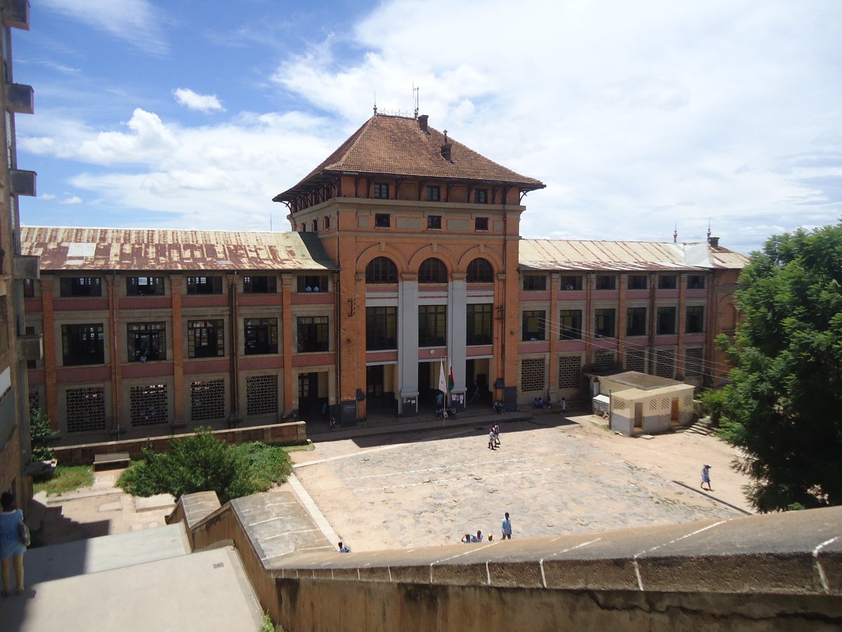 Et sur le côté du jardin se trouve le Lycée Gallieni d'AntananarivoCc:  @zanadralambo