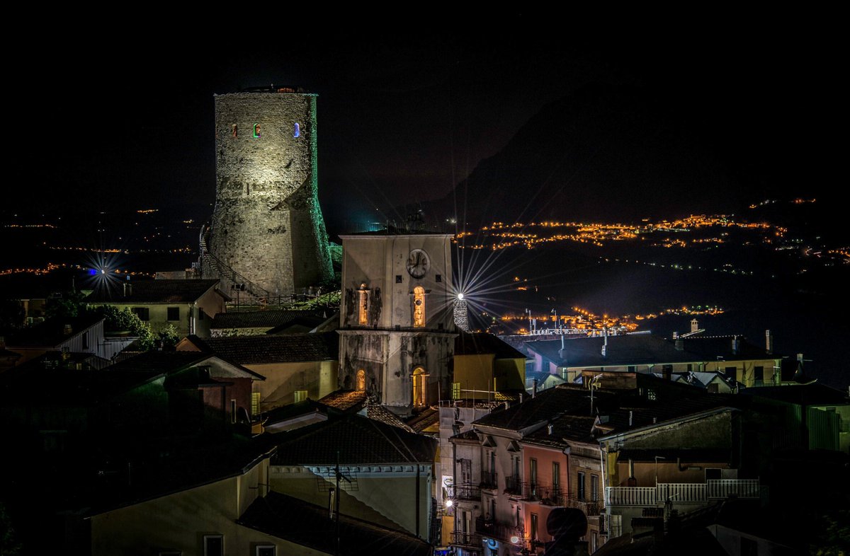 BorghiPiuBelli's tweet photo. Le luci della sera rendono ancor più affascinante il #borgo di #Summonte, che si avvolge dolcemente intorno al poggio sul quale svetta la #torre angioina, alta 16 mt e edificata fra il XIII e XIV sec. sui ruderi del #castello normanno-svevo #Italy #borghi
https://t.co/C349qU4HXo https://t.co/l5Cft1qJ4U