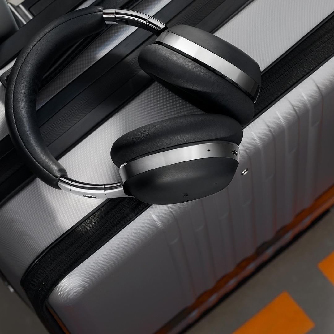 Rotap's tweet photo. Kablosuz MB 01 Kulaklıklar hafiftir ve en üst düzeyde konfor düşünülerek tasarlanmıştır.
#Montblanc https://t.co/HRHSq4KSvb'da.
The wireless MB 01 Headphones are lightweight and designed with ultimate comfort in mind.
#montblanctech #montblancheadphones #soundofinspiration https://t.co/om8om5zRj0